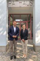 Die besten Wünsche zum Einstand: Bezirkstagspräsident Dr. Olaf Heinrich begrüßt die neue Leiterin des Nationalparks Bayerischer Wald Ursula Schuster.