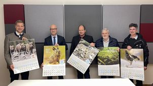 (v.l.): Bezirkstagspräsident Dr. Olaf Heinrich, Ltd. Regierungsschuldirektor Ralf Reiner, Michael Kreiner, Präsident des Fischereiverbandes Niederbayern, Herbert Mayer vom Angelsportverein Landshut und Dr. Stephan Paintner, Leiter der Fischereifachberatung des Bezirks Niederbayern