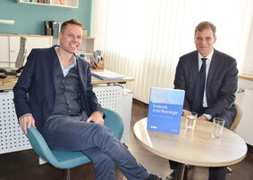 Bezirkstagspräsident Dr. Olaf Heinrich (l.) und Neurologie-Chefarzt Prof. Tobias Schmidt-Wilcke trafen sich zum Jahresgespräch.