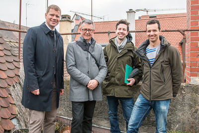 Bezirkstagspräsident Dr. Olaf Heinrich und Bezirksheimatpfleger Dr. Maximilian Seefelder (v. l.) machten sich ein Bild vom aktuellen Stand der Bauarbeiten im Objekt „Neustadt 566“. Fabian und Filip Fichtel erläuterten ihre Pläne mit dem alten Gebäude.