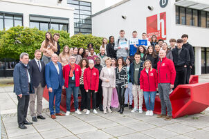 Bezirkstagspräsident Dr. Olaf Heinrich (2. v.li.) und Stadtrat Ludwig Zellner (3. v.li.) empfingen die deutsch-französische Gruppe im Agrarbildungszentrum Landshut-Schönbrunn.