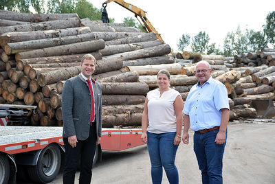 ezirkstagspräsident Dr. Olaf Heinrich (l.) im Gespräch mit Heinrich und Victoria Schiller. 