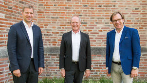 v.l. Bezirkstagspräsident Dr. Olaf Heinrich, Lorenz Angermann, neuer Direktor der Bezirksverwaltung, und Bezirkstagsvizepräsident Dr. Thomas Pröckl.