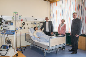 v.l.: Akademieleiter Volker Gießübl, Schulleiterin Sozialpflege und Pflegefachhilfe, Annemarie Lorenz, Bezirkstagspräsident Dr. Olaf Heinrich