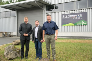 Bezirkstagspräsident Dr. Olaf Heinrich (v. l.) mit Bürgermeister Karl-Heinz Eppinger und Stadtwerke-Leiter Andreas Schuster. 