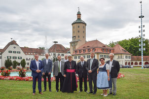 Bezirkstagspräsident Dr. Olaf Heinrich (3.v.r.), Krankenhausdirektor Uwe Böttcher (l.) und der Ärztliche Direktor Dr. Bernd Weigel (2.v.l.) führten den Bischof gemeinsam mit weiteren Geistlichen und Verantwortlichen im Klinikum über das Gelände. 
