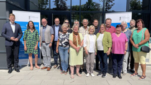 Bezirkstagspräsident Dr. Olaf Heinrich (von links), Kulturreferentin Veronika Keglmaier und der Leiter der Landmaschinenschule, Christian Beckmann, brachten den Besuchern aus Regen die vielfältige Aufgabenpalette des Bezirks Niederbayern näher. 
