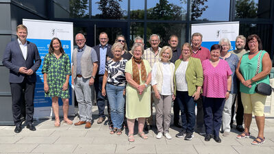 Bezirkstagspräsident Dr. Olaf Heinrich (von links), Kulturreferentin Veronika Keglmaier und der Leiter der Landmaschinenschule, Christian Beckmann, brachten den Besuchern aus Regen die vielfältige Aufgabenpalette des Bezirks Niederbayern näher. 