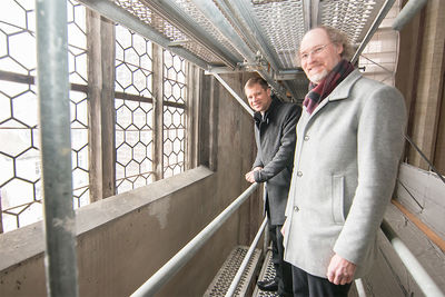 Stiftsprobst Dr. Franz Joseph Baur (r.) erläuterte Bezirkstagspräsident Dr. Olaf Heinrich die Schäden auf einem Baugerüst in gut 14 Metern Höhe.
