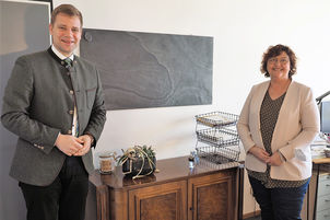 Bezirkstagspräsident Dr. Olaf Heinrich mit Arnbrucks Bürgermeisterin Angelika Leitermann. 