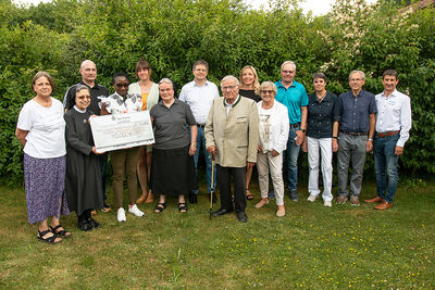Das Patenschaftsteam des Bezirkskrankenhauses Landshut zusammen mit den Mallersdorfer Schwestern Catherine (vorne 2. v. l.) und Romana (4. v. l.), Altbezirkstagspräsident Manfred Hölzlein und Gattin Ilse
