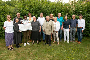 Das Patenschaftsteam des Bezirkskrankenhauses Landshut zusammen mit den Mallersdorfer Schwestern Catherine (vorne 2. v. l.) und Romana (4. v. l.), Altbezirkstagspräsident Manfred Hölzlein und Gattin Ilse