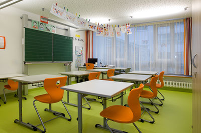Schreibtische vor einer Tafel: Ein Unterrichtsraum der Schule für Kranke am Bezirkskrankenhaus Passau.