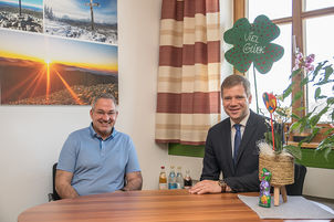 Bezirkstagspräsident Dr. Olaf Heinrich (r.) im Gespräch mit Bürgermeister Josef Gais