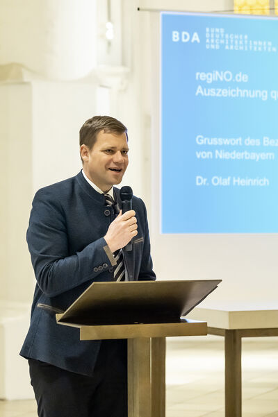 Bezirkstagspräsident Dr. Olaf Heinrich verwies auch auf den Denkmalpreis des Bezirks Niederbayern. Damit wolle man einen Beitrag dazu leisten, dass möglichst viele denkmalgeschützte Objekte in Niederbayern erhalten werden. 