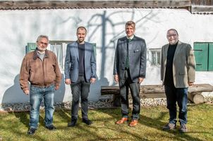 (v. l.): Hans Seidl, Vorsitzender des Museumsvereins Altdorf, Altdorfs Bürgermeister Sebastian Stanglmaier, Bezirkstagspräsident Dr. Olaf Heinrich, und Museumsleiter Bernhard Zirngibl