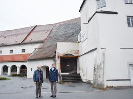 Bürgermeister Albin Dietrich (l.) zeigte Bezirkstagspräsident Dr. Olaf Heinrich (r.) den Fassboden in Niederalteich. 
