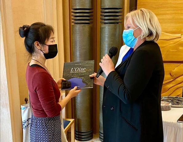 Die Präsidentin des Conseil départemental de l’Oise, Nadège Lefebvre, bedankt sich bei Peipei GUO für die gelungene Arbeit. 
