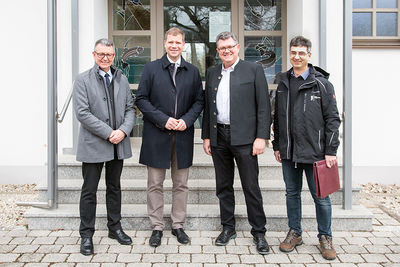 Bezirksheimatpfleger Dr. Maximilian Seefelder, Bezirkstagspräsident Dr. Olaf Heinrich, Dr. Manfred Forster, 1. Vorsitzender des Angelsportvereins Landshut, und Dr. Stephan Paintner, Leiter der Fischereifachberatung des Bezirks Niederbayern