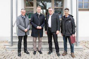 Bezirksheimatpfleger Dr. Maximilian Seefelder, Bezirkstagspräsident Dr. Olaf Heinrich, Dr. Manfred Forster, 1. Vorsitzender des Angelsportvereins Landshut, und Dr. Stephan Paintner, Leiter der Fischereifachberatung des Bezirks Niederbayern