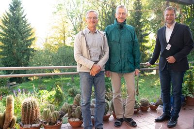 Bezirkstagspräsident Dr. Olaf Heinrich (r.) sprach mit den beiden Viechtacher Pfarrern Dr. Werner Konrad (l.) und Roland Kelber (m.) über die aktuelle soziale Situation.