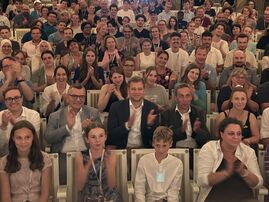 Preisverleihung des diesjährigen Bayerischen Kinder- und Jugend-Filmfestivals (BKJFF): Die Preise wurden u. a. von Staatsminister Dr. Florian Herrmann und Bezirkstagspräsident Dr. Olaf Heinrich (vorne mittig) überreicht.