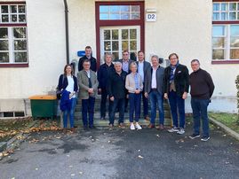 hintere Reihe (v.l.): Die Bezirksräte Andreas Winterer, Markus Scheuermann, Markus Hesse und Josef Heisl; vordere Reihe (v.l.): Dr. Cindy Drexl, Kulturreferentin des Bezirks Niederbayern, Bezirksheimatpfleger Dr. Maximilian Seefelder, Bezirksrat Ludwig Waas, Bezirksrätin Cornelia Wasner-Sommer, Bezirksrat Franz Schreyer, Bezirkstagsvizepräsident und Vorsitzender des Kultur-, Jugend- und Sportausschusses Dr. Thomas Pröckl und Bezirksrat Anton Maller.