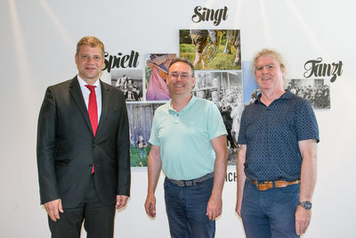 (Ausschussvorsitzende) Bezirkstagspräsident von Niederbayern, Dr. Olaf Heinrich (v. l.) mit dem Vorsitzenden des Fachausschusses für Kultur- und Jugendarbeit des Bayerischen Bezirketags, Herbert Lindörfer aus Mittelfranken, und dessen Stellvertreter Markus Scheuermann aus Niederbayern.