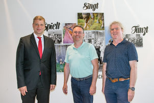 (Ausschussvorsitzende) Bezirkstagspräsident von Niederbayern, Dr. Olaf Heinrich (v. l.) mit dem Vorsitzenden des Fachausschusses für Kultur- und Jugendarbeit des Bayerischen Bezirketags, Herbert Lindörfer aus Mittelfranken, und dessen Stellvertreter Markus Scheuermann aus Niederbayern.