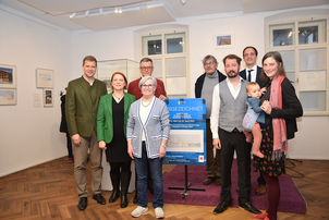 Bezirkstagspräsident Dr. Olaf Heinrich (v.l.) Bezirksrätin Mia Goller, Bezirksheimatpfleger Dr. Maximilian Seefelder, Bezirksrätin und Landrätin Rita Röhrl sowie Künstler Michael Lange, Johannes Haslinger, Dr. Herrmann Wellner und Dr. Sandra Schütz.