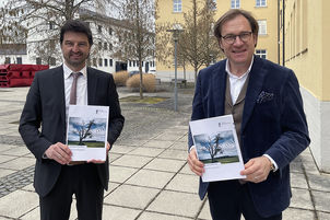 Matthias Kopf, Leiter des Baureferats (li.) des Bezirks Niederbayern und Bezirkstagsvizepräsident Dr. Thomas Pröckl.