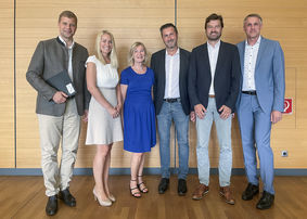v.l.: Olaf Dr. Heinrich, die operativen Werkleitungen Barbara Hasenberger, Josefine Kohlmeier, Christian Kampelsberger, Bezirksbaumeister Matthias Kopf und der strategische Geschäftsführer Franz Altmannsperger; 