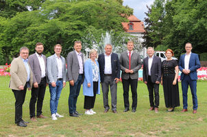 Gemeinsam zum Wohle der Heilbäder: Vorsitzender des Strategischen Beirats der Niederbayerischen Thermengemeinschaft Dr. Olaf Heinrich (4. v. r.) und die weiteren Mitglieder (teilweise in Vertretung)