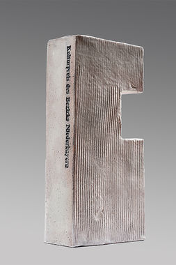 Die von Künstlerhand gefertigte Skulptur des Kulturpreises ähnelt in ihrer Form einem Ziegelstein.