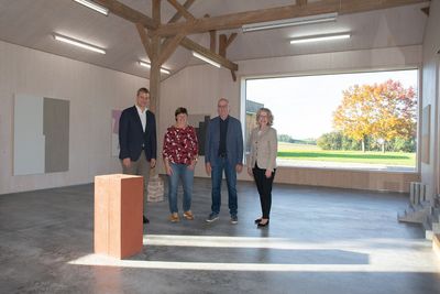 Künstler Josef Sailstorfer (2.v.r.), Bezirkstagspräsident Dr. Olaf Heinrich (v.l.), Landtagsabgeordnete Rosi Steinberger und Bezirksrätin Monika Maier. 