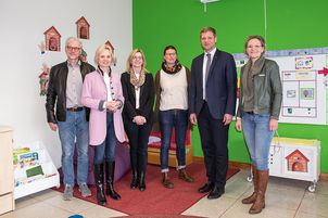 Caritas-Vorständin Mag. (FH) Andrea Anderlik (v. r.), Bezirkstagspräsident Dr. Olaf Heinrich, Einrichtungsleiterin Heike Flammensbeck, Caritas-Abteilungsleiterin für Menschen mit Behinderung, Astrid Wegerbauer, Bezirksrätin Cornelia Wasner-Sommer und Fachbereichsleiter für Heilpädagogische Tagesstätten (HPT), Martin Hobelsberger bei der Besichtigung des Caritas-Förderzentrum St. Ulrich in Pocking.