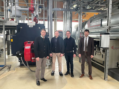 (v.l.) Bezirkstagspräsident Dr. Olaf Heinrich, Michael Wollinger, Bereichsleiter Versorgungstechnik, dessen Stellvertreter Martin Zitzelsberger und Bezirksbaumeister Matthias Kopf.