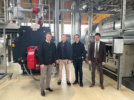 (v.l.) Bezirkstagspräsident Dr. Olaf Heinrich, Michael Wollinger, Bereichsleiter Versorgungstechnik, dessen Stellvertreter Martin Zitzelsberger und Bezirksbaumeister Matthias Kopf.