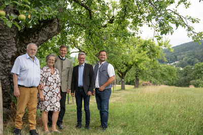 (v. l.): Peter und Maria Gruber, Bezirkstagspräsident Dr. Olaf Heinrich, Deggendorfs Landrat Bernd Sibler und der Lallinger Bürgermeister Michael Reitberger