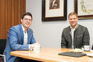 Bürgermeister Martin Pichler (l.) und Bezirkstagspräsident Dr. Olaf Heinrich (r.).