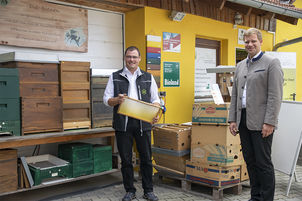 Bezirkstagspräsident Dr. Olaf Heinrich besuchte die Bioland-Imkerei von Josef Muhr in Prackenbach. 