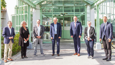 v. l. Josef Fröschl, Direktor der Bezirksverwaltung, Pflegedirektorin Claudia Knab, Stefan Eichmüller, scheidender Krankenhausdirektor, Prof. Hermann Spießl, Ärztlicher Direktor, Christian Fenzl, neuer Krankenhausdirektor, Dr. Tanja Hochegger, Chefärztin Kinder- und Jugendpsychiatrie und Bezirkstagspräsident Dr. Olaf Heinrich.