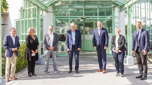 v. l. Josef Fröschl, Direktor der Bezirksverwaltung, Pflegedirektorin Claudia Knab, Stefan Eichmüller, scheidender Krankenhausdirektor, Prof. Hermann Spießl, Ärztlicher Direktor, Christian Fenzl, neuer Krankenhausdirektor, Dr. Tanja Hochegger, Chefärztin Kinder- und Jugendpsychiatrie und Bezirkstagspräsident Dr. Olaf Heinrich.