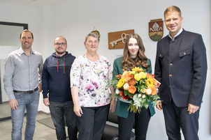 Gratulierten Marie Kiefl zu ihrem hervorranden Abschluss zur Verwaltungsfachkraft: Bezirkstagspräsident Dr. Olaf Heinrich (r.), Martin Gallitzendörfer, Leiter des Referats „Eingliederungshilfe für Kinder und Jugendliche“ (v.l.), Alexander Liegl, Leiter des Referates „Allgemeine Verwaltung und Grundsatzangelegenheiten“ und Renate Meditz, Leiterin der SV-Außenstelle in Bischofsmais. 