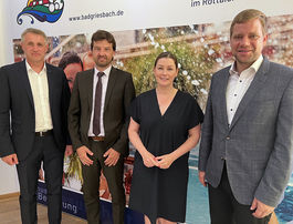 Von rechts Bezirkstagspräsident Dr. Olaf Heinrich, Referatsleiterin Katrin Landes, Bezirksbaumeister Matthias Kopf und strategischer Geschäftsführer Franz Altmannsperger. 
