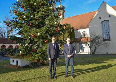 Bezirkstagspräsident Dr. Olaf Heinrich (links) und Krankenhausdirektor Uwe Böttcher.