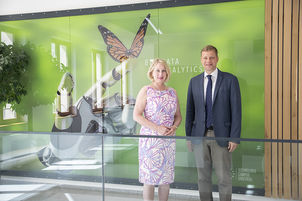 Bezirkstagspräsident Dr. Olaf Heinrich und Campusleiterin Prof. Dr. Diane Ahrens