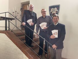 Erster Vorsitzender des Agnes-Bernauer-Festspielvereins Karl Weber (von links) und dessen Stellvertreter Florian Schmiegelt mit Bezirkstagspräsident Dr. Olaf Heinrich. 