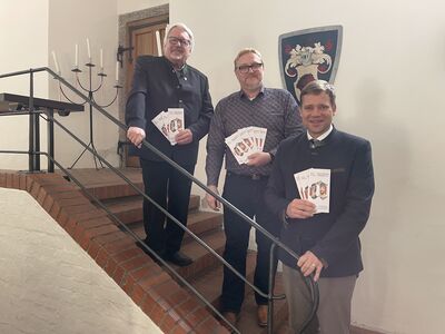 Erster Vorsitzender des Agnes-Bernauer-Festspielvereins Karl Weber (von links) und dessen Stellvertreter Florian Schmiegelt mit Bezirkstagspräsident Dr. Olaf Heinrich. 