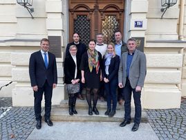 Bereit für die Herausforderungen des neuen Jahres (v.l.): Bezirkstagspräsident Dr. Olaf Heinrich und die Thermenverantwortlichen Josefine Kohlmeier, Ralf Flatau, Katrin Landes, Franz Bauer, Barbara Hasenberger, Christian Kampelsberger,Franz Altmannsperger
